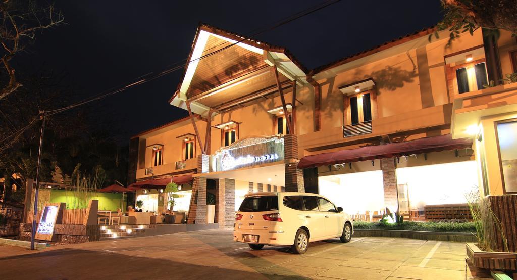Syailendra Hotel Syariah Jepara Buitenkant foto